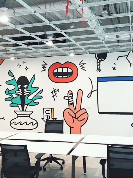 Intérieur d’un incubateur étudiant. Représente l’activité de mentor pour créateurs d’entreprises