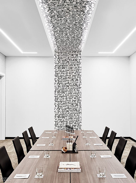 Salle de réunion imaginée par Rottet Studio. Représente l’activité d’administratrice de société de Fabienne Bister