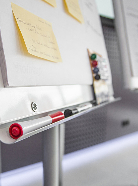 Salle de formation avec tableau blanc. Représente l’activité de conférencière de Fabienne Bister